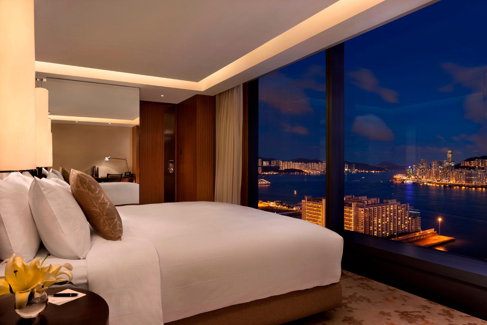 Hotel Icon Hong Kong Ngoại thất bức ảnh The bedroom of a suite at the hotel