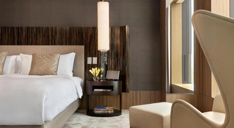 Hotel Icon Hong Kong Phòng bức ảnh A bedroom at the Ritz-Carlton, DIFC