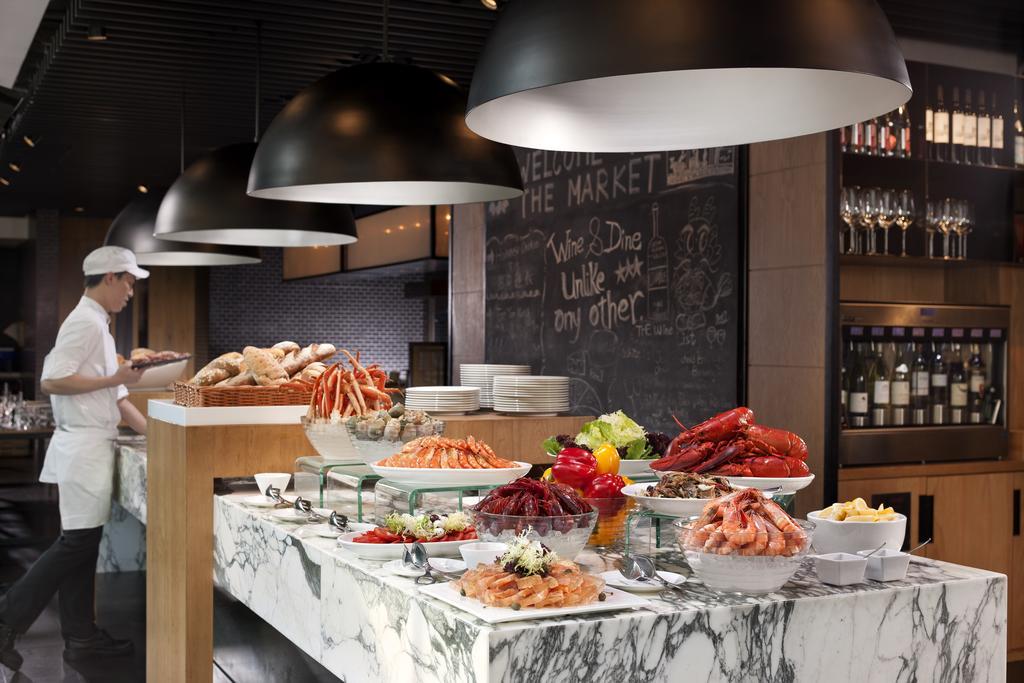 Hotel Icon Hong Kong Ngoại thất bức ảnh Seafood counter at the Market Kitchen