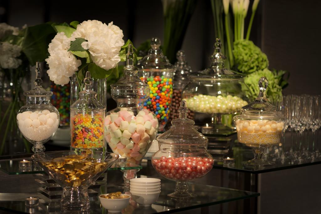 Hotel Icon Hong Kong Ngoại thất bức ảnh A candy buffet