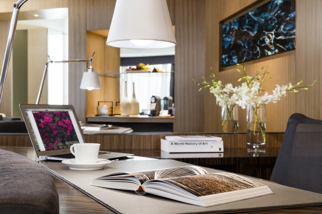 Hotel Icon Hong Kong Ngoại thất bức ảnh A work space in a hotel